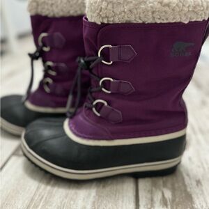 Girls Sorel Purple and Black Winter Boots sz 4